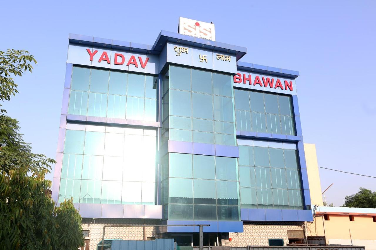 Oyo 22221 Yadav Hotel 비와디 외부 사진