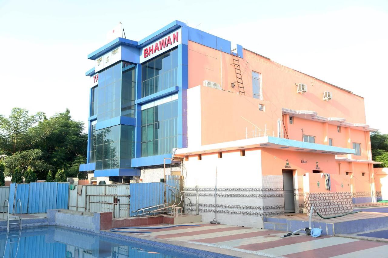 Oyo 22221 Yadav Hotel 비와디 외부 사진